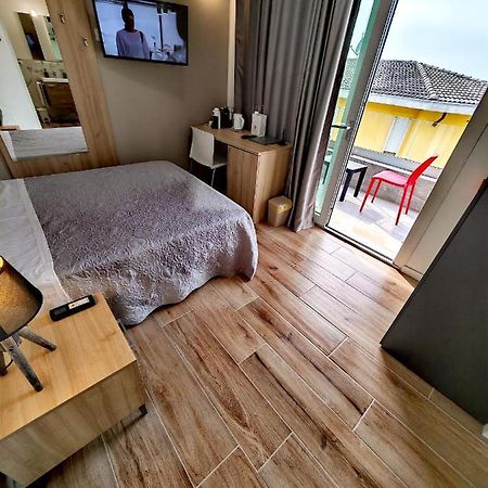 Residenza Delizia Camere & Appartamenti "Residenze Del Cuore" Verona Bagian luar foto