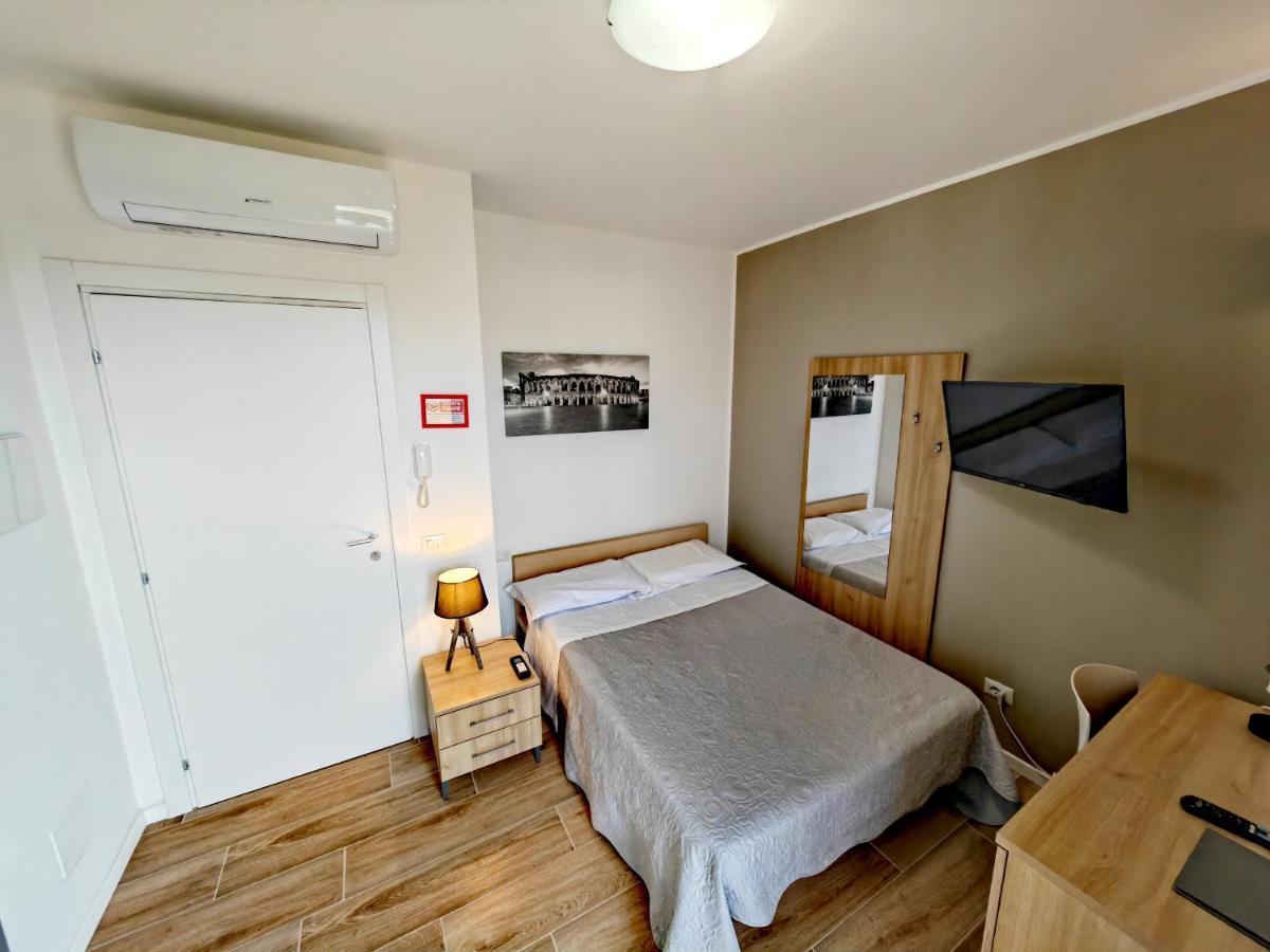 Residenza Delizia Camere & Appartamenti "Residenze Del Cuore" Verona Bagian luar foto